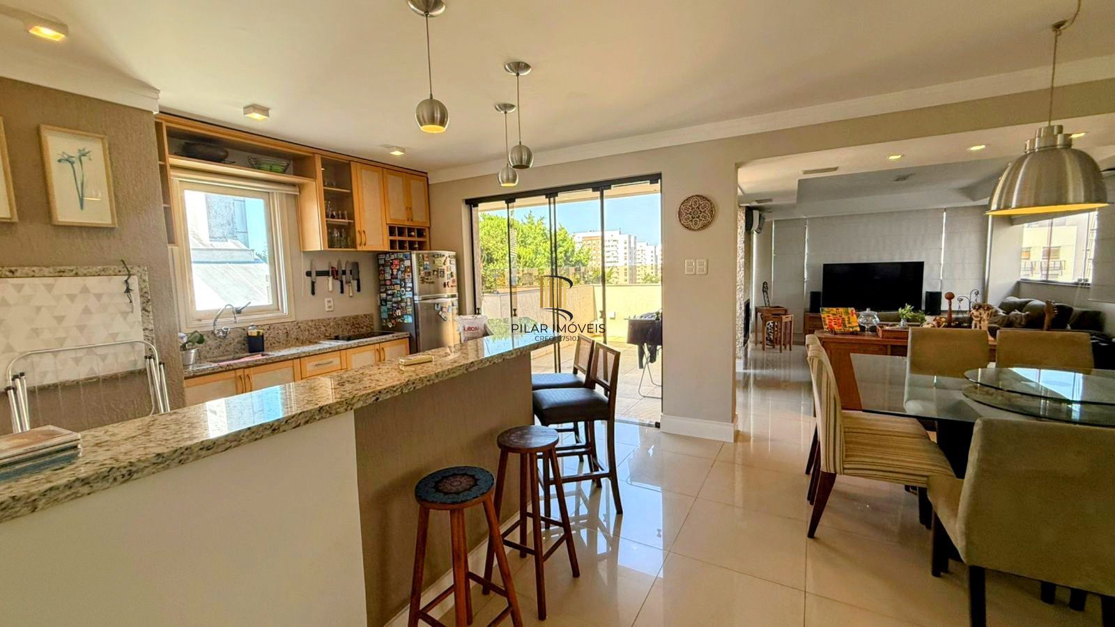 COBERTURA À VENDA c/ 168m2, 3 dormitórios, 1 suíte, 2 vagas de garagem, Passo da Areia, Porto Alegre !!