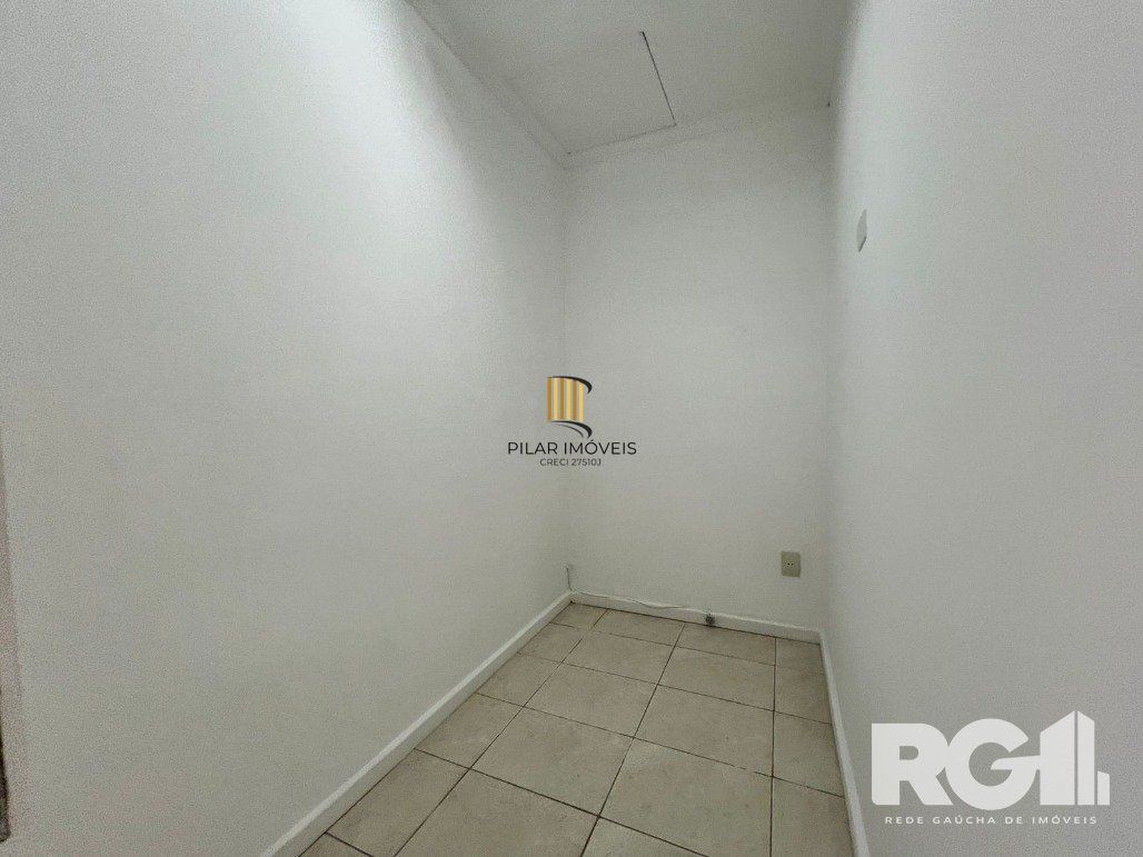 Loja térrea em condomínio de 45 m2 com vaga para alugar no bairro Floresta.