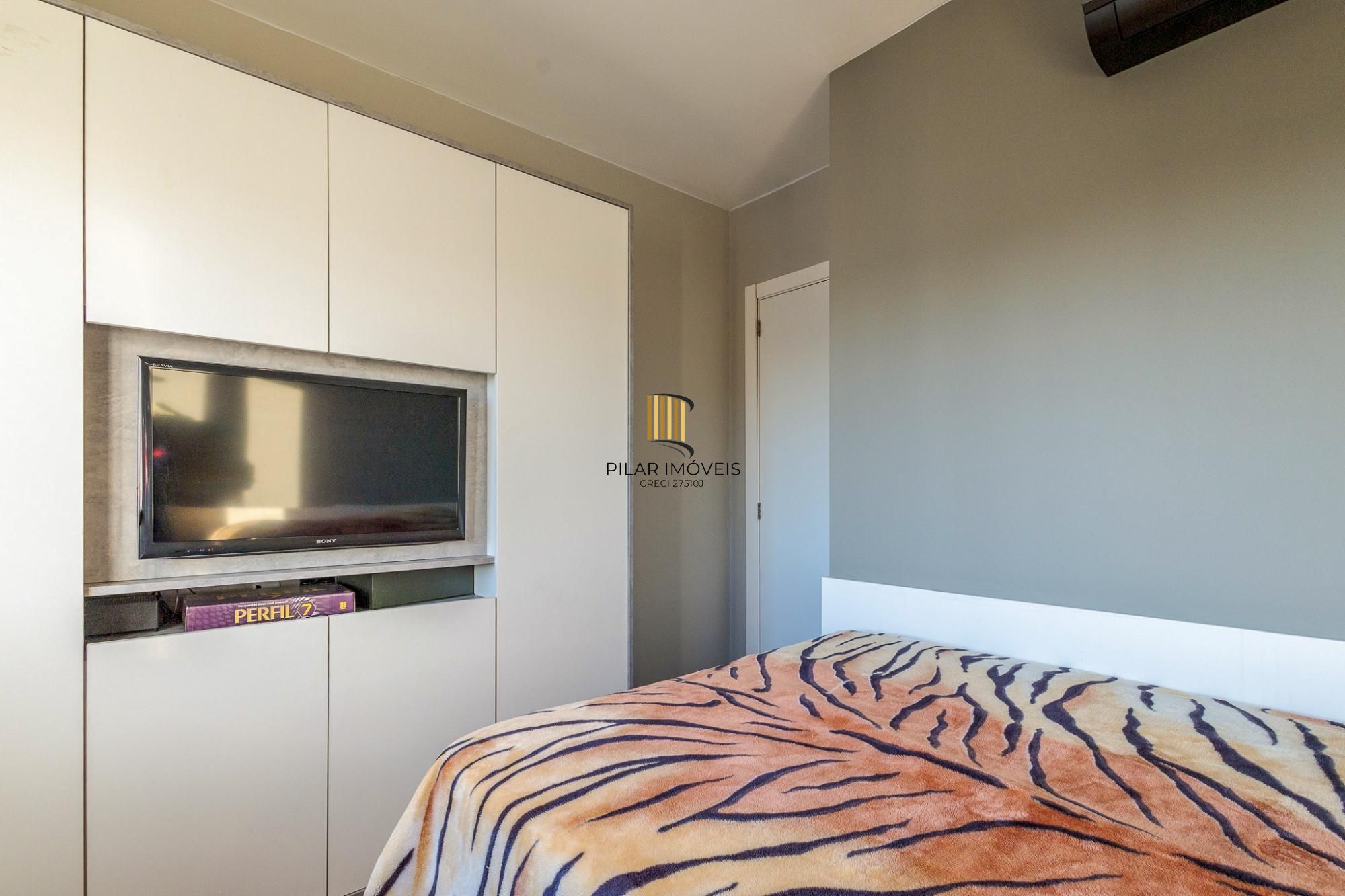 Próximo a Praça da Encol vende-se apartamento mobiliado sendo  2 dormitórios (1 suíte) e 2 vagas no Petrópolis andar alto com vista definida