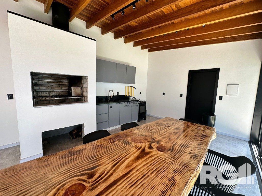 Casa de alto padrão a venda, totalmente mobiliada, com 2 dormitórios, 1 suite e 2 vagas no centro de Nova Santa Rita.