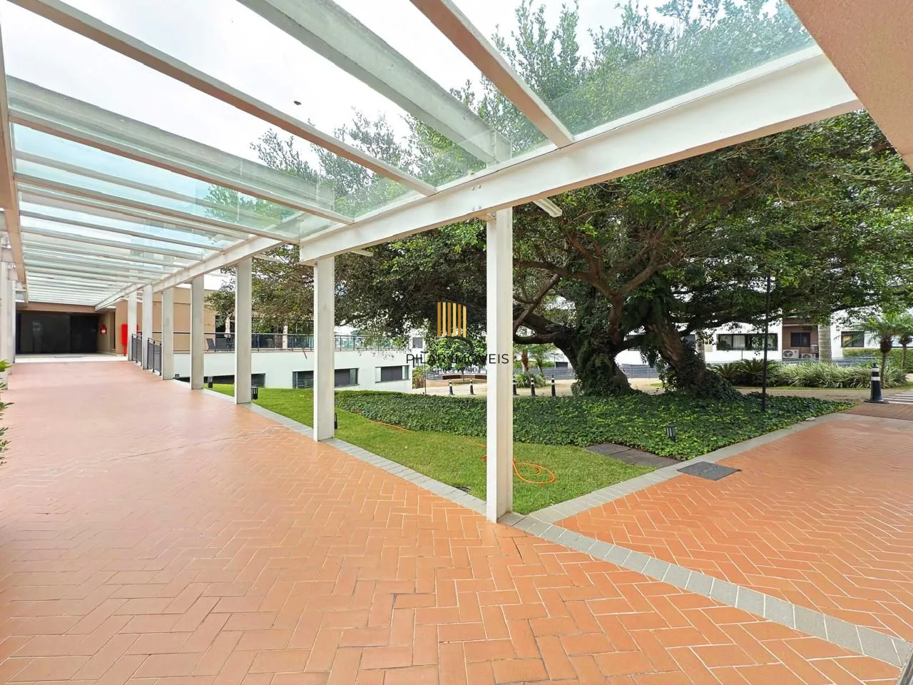 Apartamento de 3 suítes com 3 vagas, 136 m2 próximo ao Shopping Iguatemi.