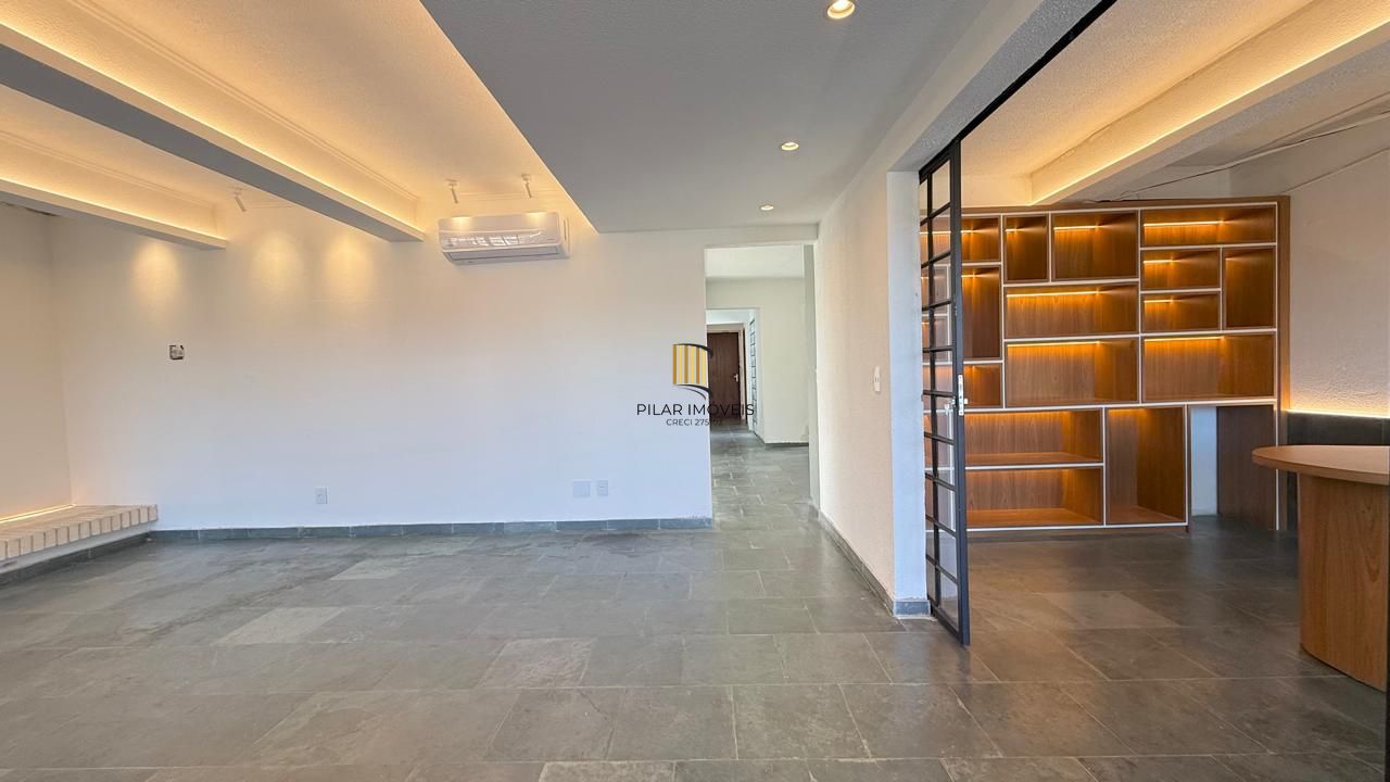 Casa semi reformada com 4 dormitórios e 4 vagas no Chácara das Pedras próx. Joao Wallig.