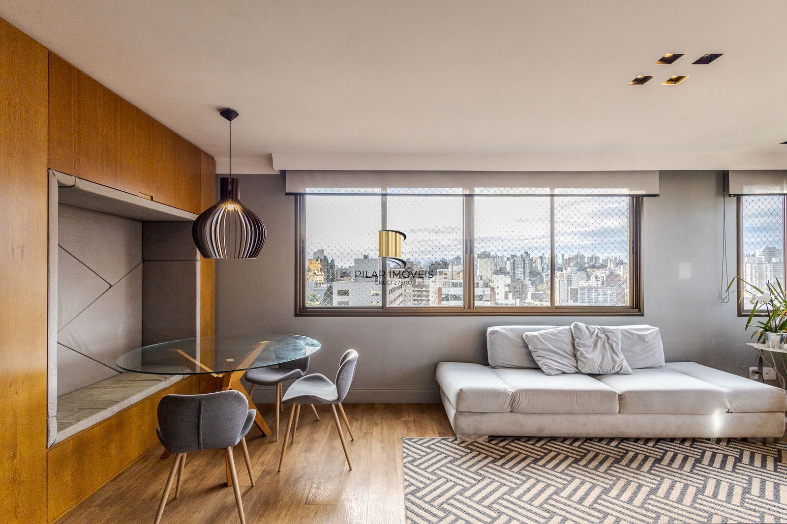 Andar alto, sol e vista definida são ponto forte deste belíssimo apartamento à venda de 3 dorm e 2 vagas indiv. cobertas no Rio Branco