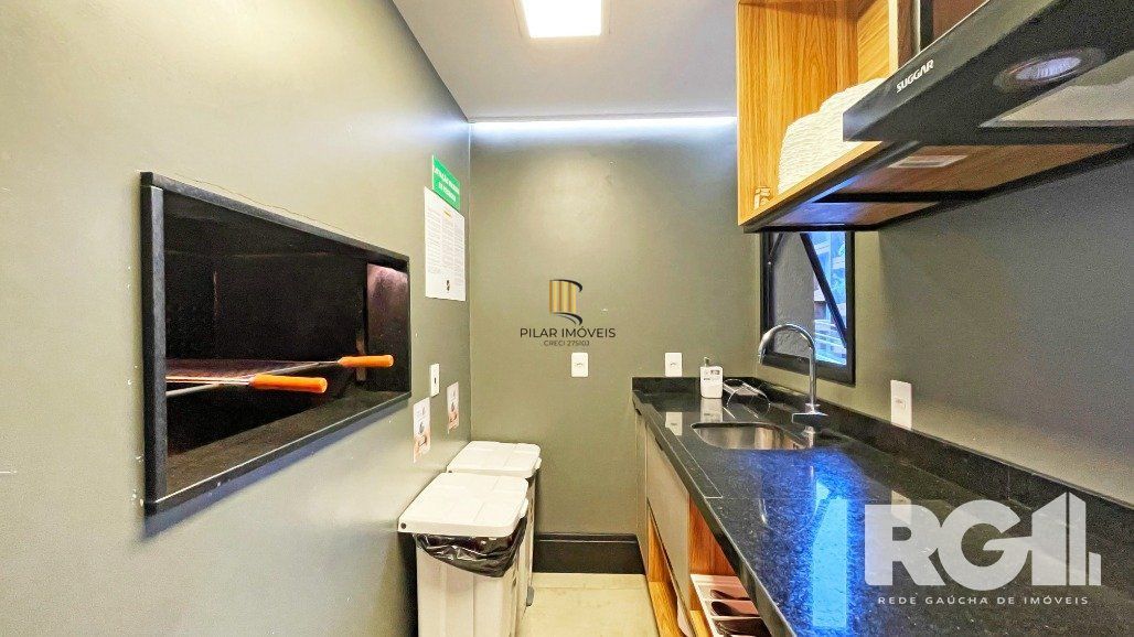 Apartamento de 72 m2 para alugar com 1 suíte, banheiro social com depósito e 2 vagas, finamente mobiliado e decorado.