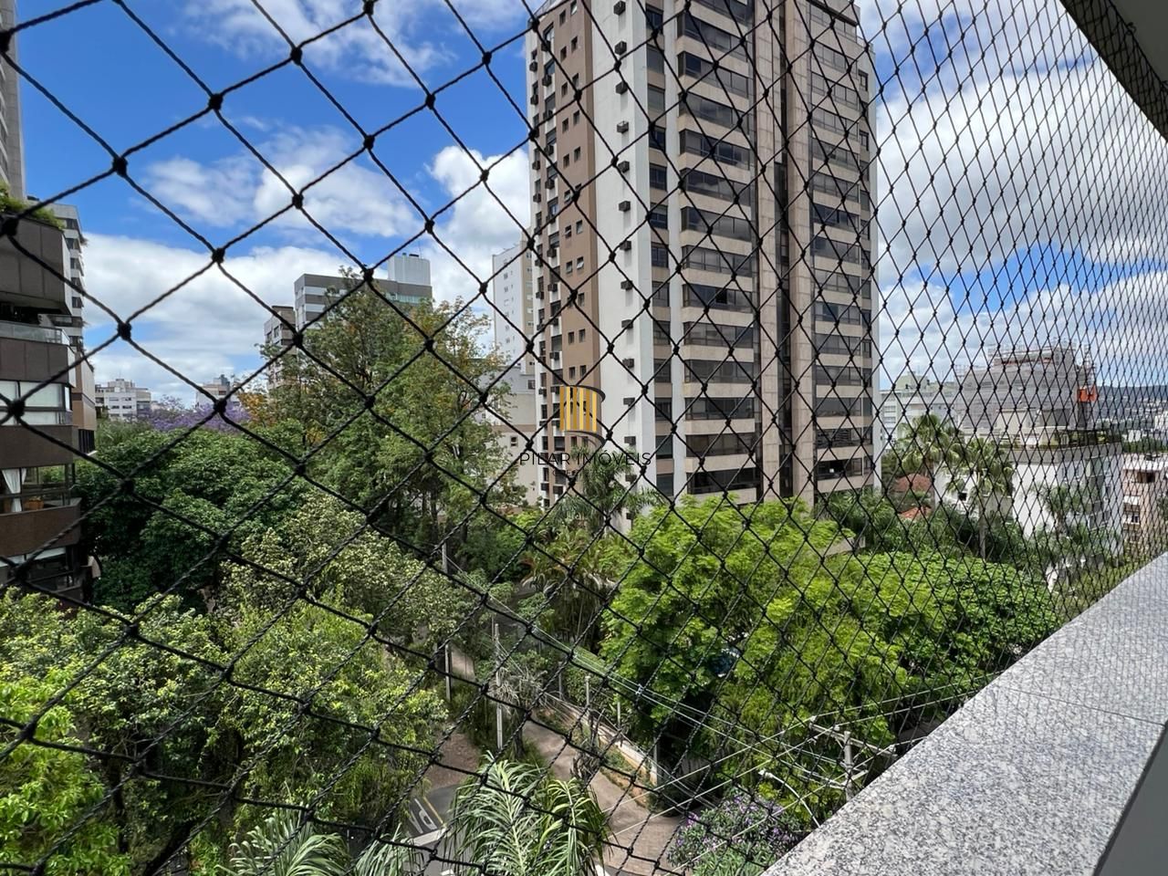 Apartamento a venda de 105 m2 2 dormitórios sendo 1 suíte e 2 vagas individuais no bairro Petrópolis.