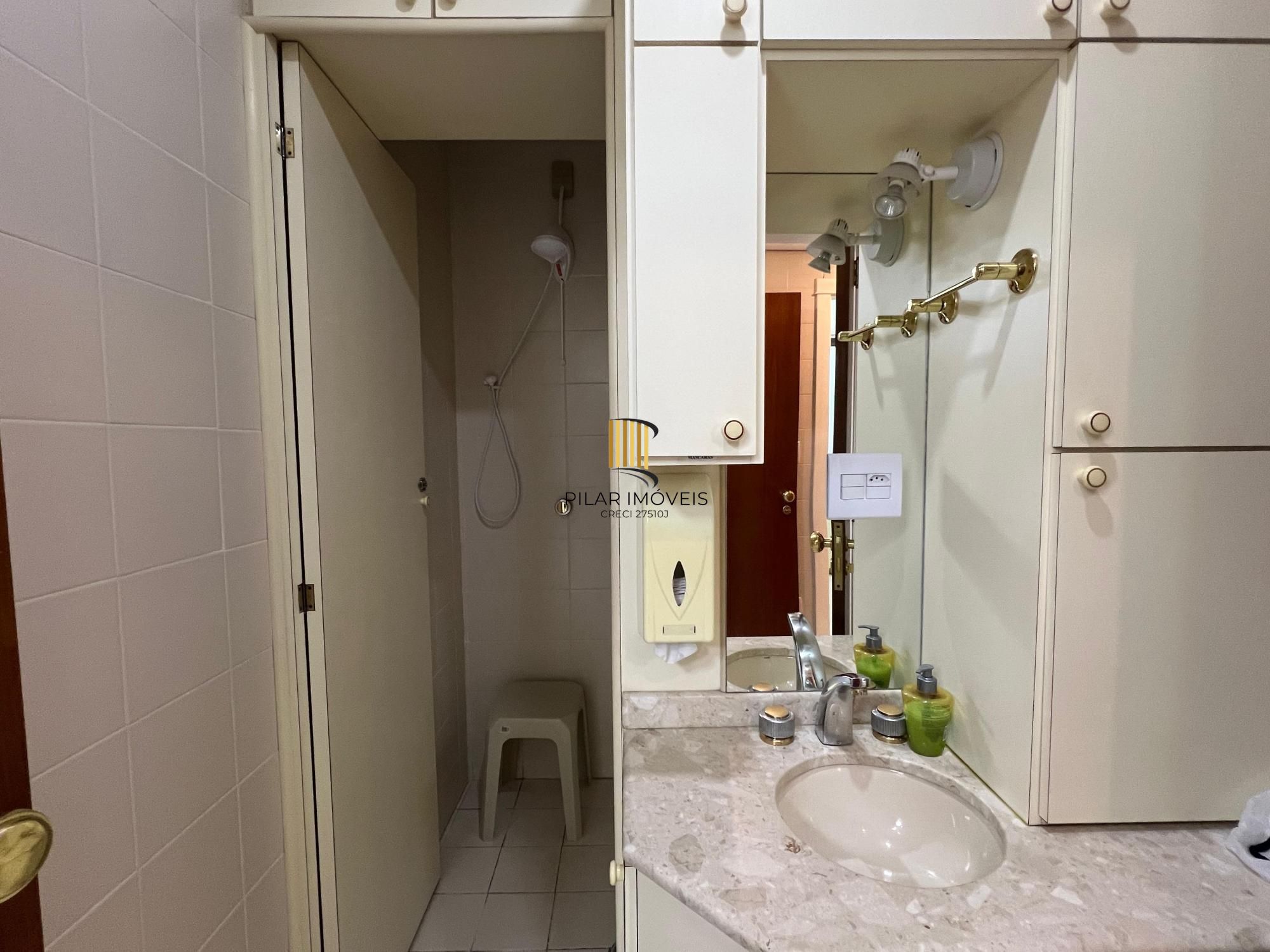 Espetacular Clínica de Cirurgia Médica toda montada à venda na Av. Carlos Gomes em Porto Alegre