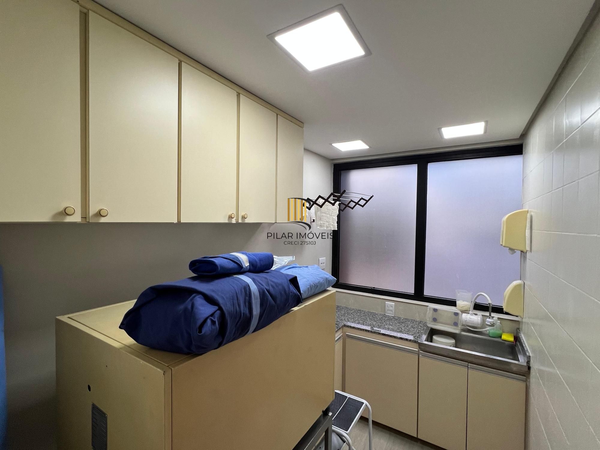 Espetacular Clínica de Cirurgia Médica toda montada à venda na Av. Carlos Gomes em Porto Alegre