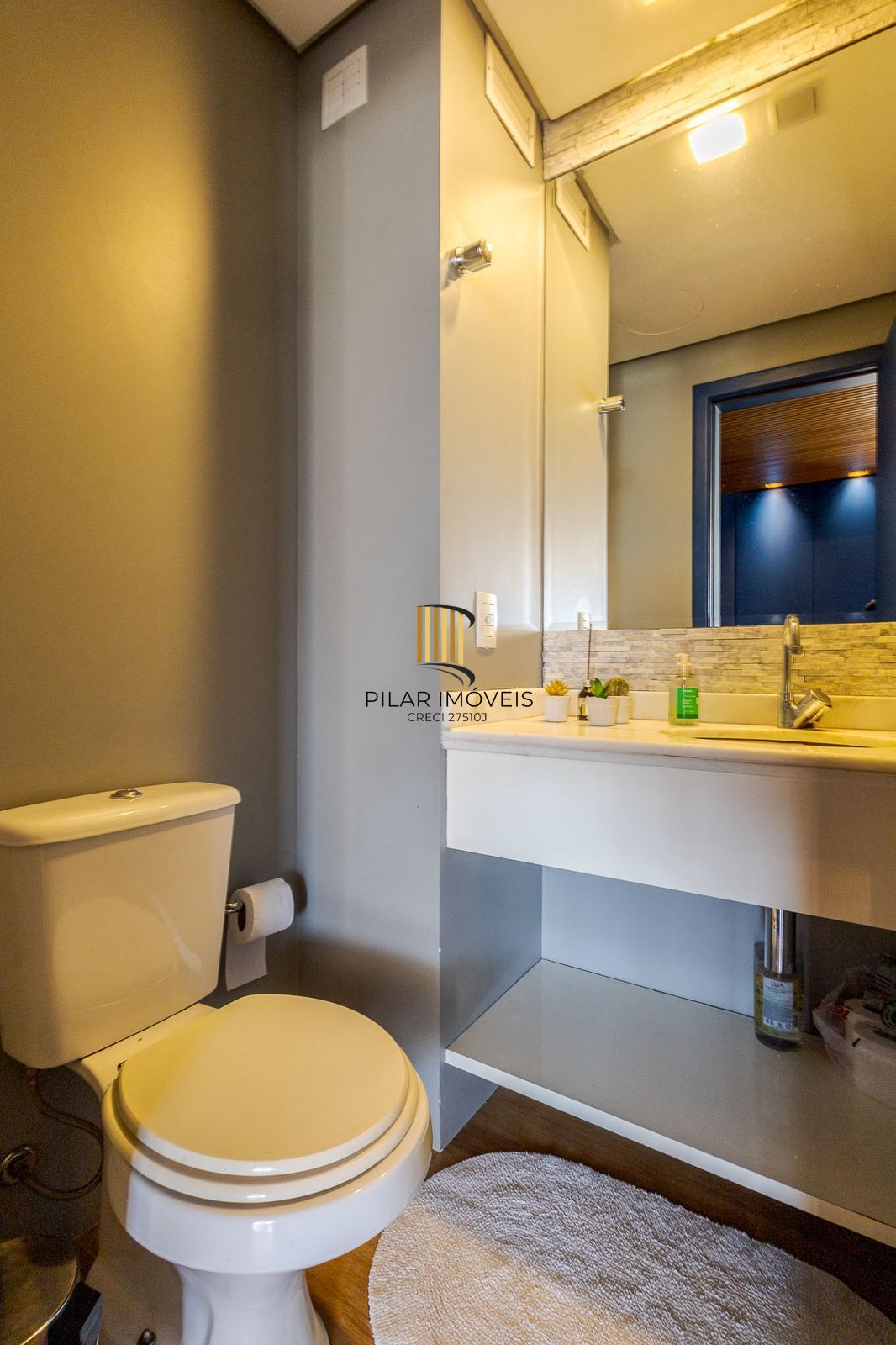 Andar alto, sol e vista definida são ponto forte deste belíssimo apartamento à venda de 3 dorm e 2 vagas indiv. cobertas no Rio Branco