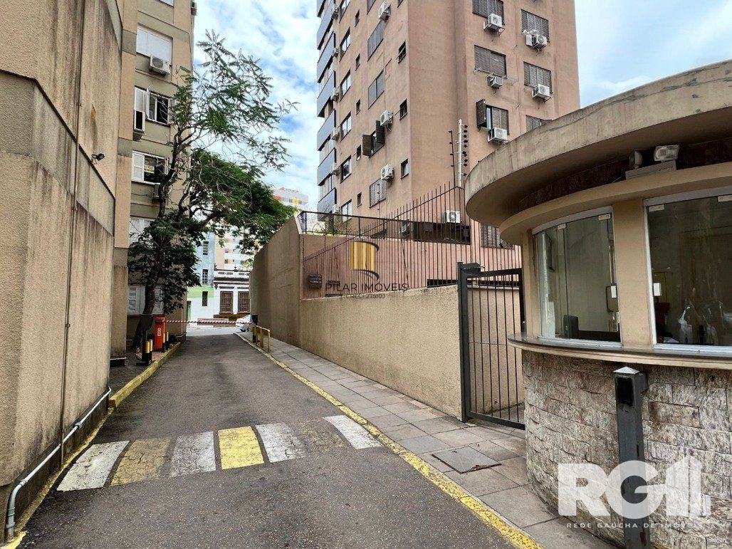 Loja térrea em condomínio de 45 m2 com vaga para alugar no bairro Floresta.