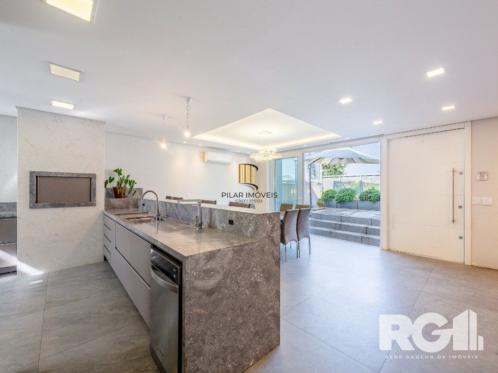 Espetacular casa nova à venda no bairro Três Figueiras!  3 suítes, 3 vagas, Generoso espaço gourmet com vista para a varanda, bem ensolarado.
