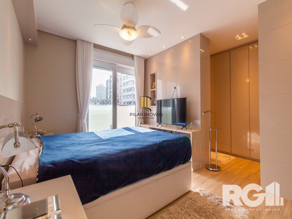 Belíssimo apartamento todo decorado por arquiteto. Apartamento com 170 m2, 3 suítes, sendo 1 suíte máster no bairro Petrópolis.