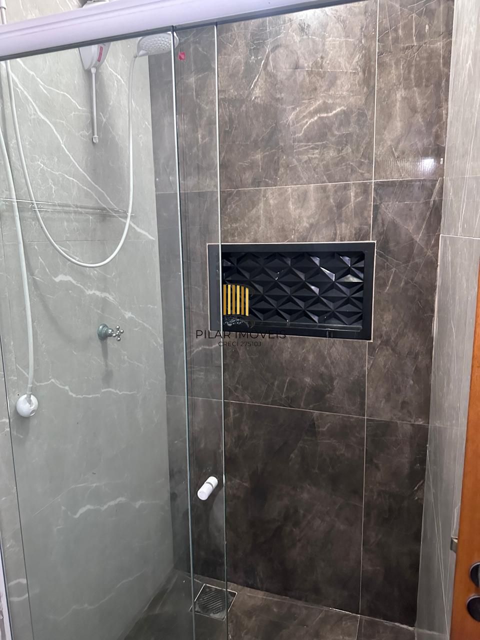 Sobrado localizado no bairro Mato Grande, c/2 dormitórios, living, cozinha e um aconchegante espaço gourmet c/ churrasqueira para reunir familia e amigos.