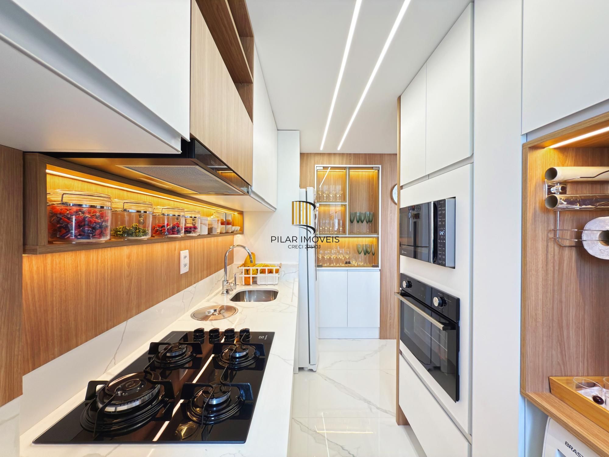 Porteira Fechada Belíssimo apartamento mobiliado e decorado 2 dorm 2 vagas c/piscina