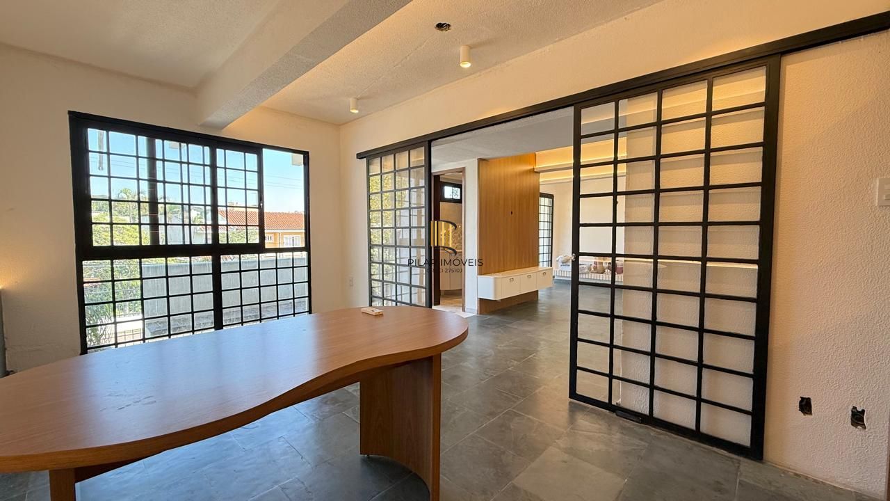 Casa semi reformada com 4 dormitórios e 4 vagas no Chácara das Pedras próx. Joao Wallig.