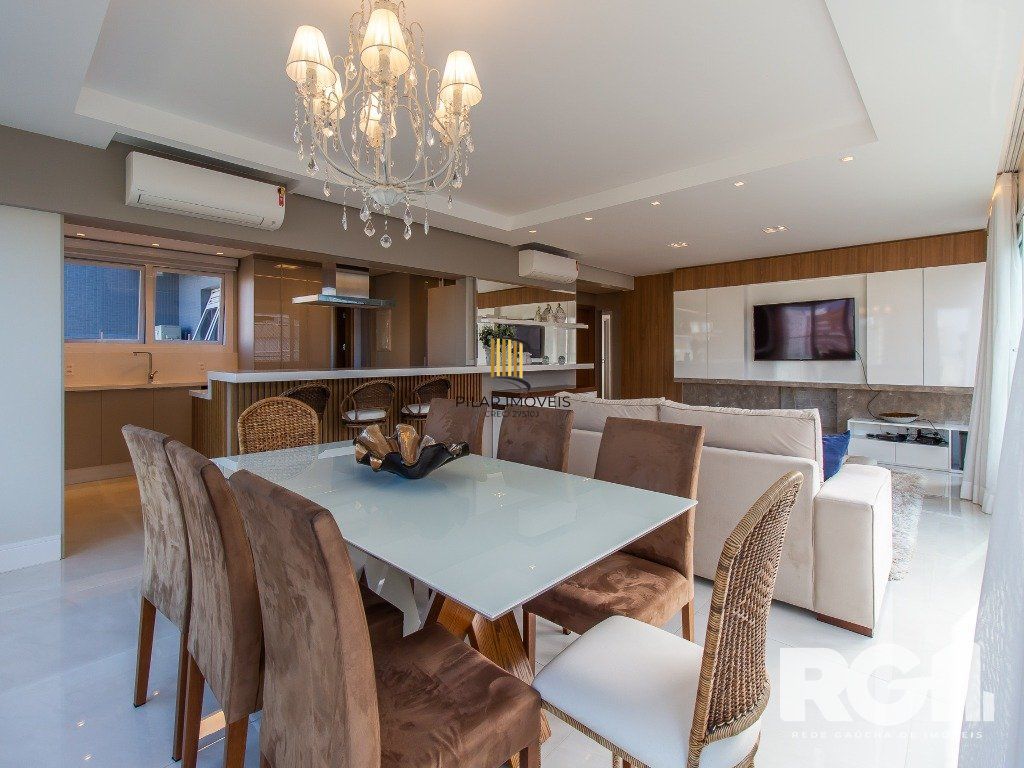 Belíssimo apartamento todo decorado por arquiteto. Apartamento com 170 m2, 3 suítes, sendo 1 suíte máster no bairro Petrópolis.