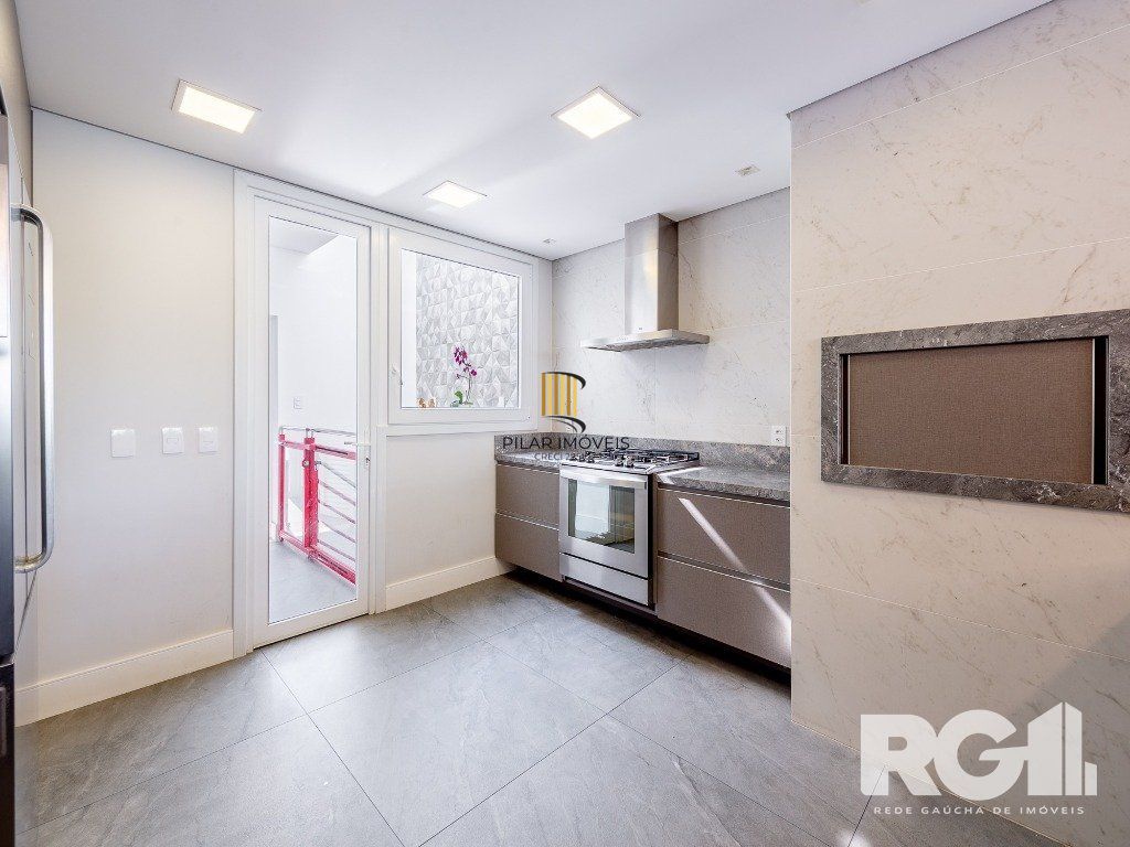 Espetacular casa nova à venda no bairro Três Figueiras!  3 suítes, 3 vagas, Generoso espaço gourmet com vista para a varanda, bem ensolarado.