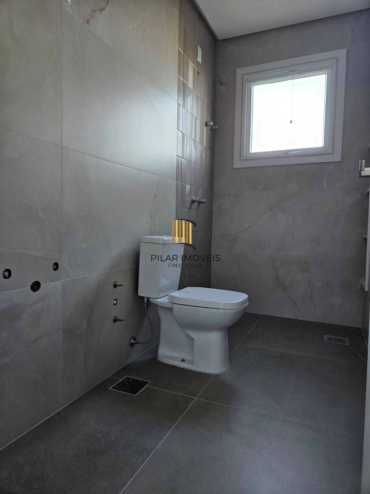 Casa em condomínio fechado com 178 m2 com 3 dormitórios sendo 1 suíte e 4 vagas.
