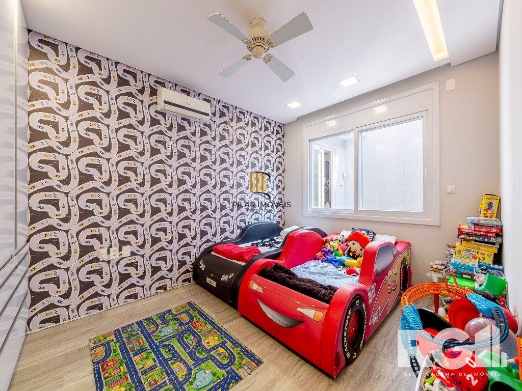 Espetacular casa nova à venda no bairro Três Figueiras!  3 suítes, 3 vagas, Generoso espaço gourmet com vista para a varanda, bem ensolarado.