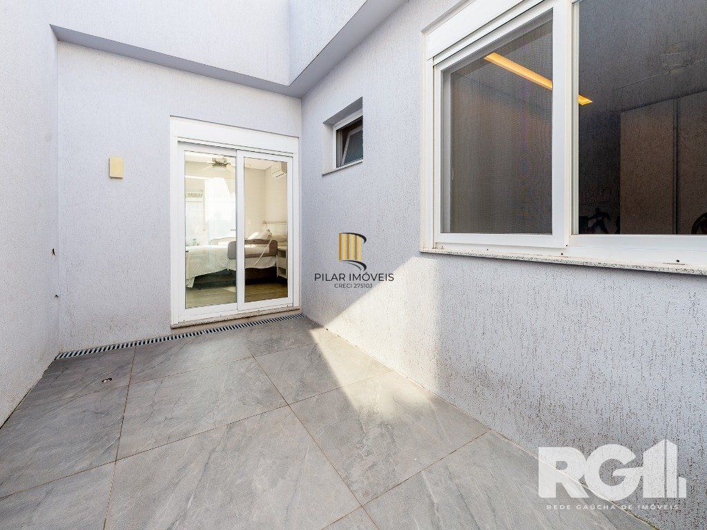 Espetacular casa nova à venda no bairro Três Figueiras!  3 suítes, 3 vagas, Generoso espaço gourmet com vista para a varanda, bem ensolarado.
