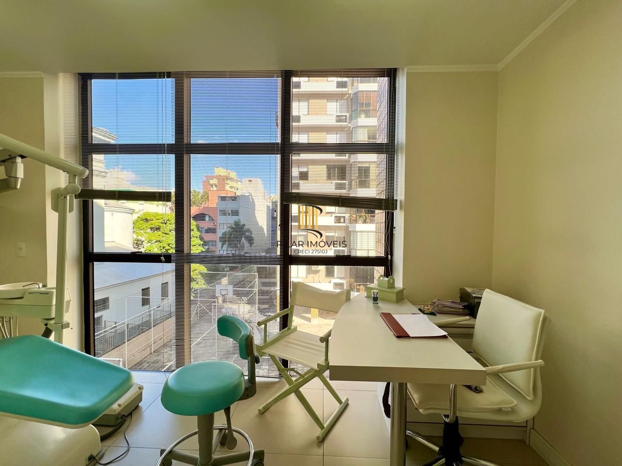 Clínica Odontológica mobiliada e equipada, 38 m2 com 2 vagas individuais na Av. Vinte e Quatro de Outubro