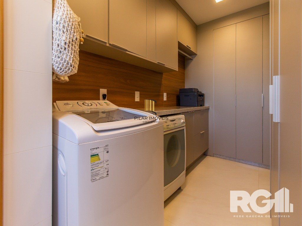 Belíssimo apartamento todo decorado por arquiteto. Apartamento com 170 m2, 3 suítes, sendo 1 suíte máster no bairro Petrópolis.