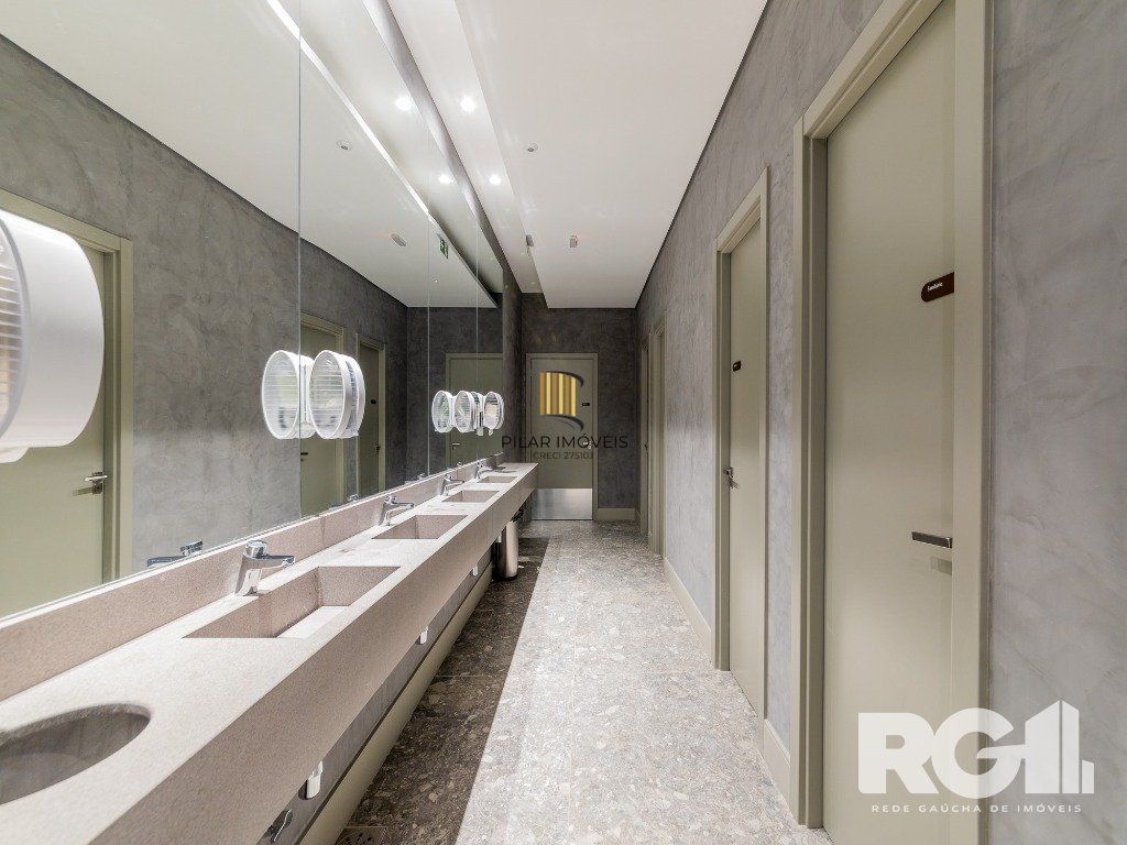 Loft de alto padrão construtivo no bairro Moinhos de Vento, planta de 29,60 m2 privativos com porcelanato, forro em gesso e aberturas em alumínio com vidros duplos.