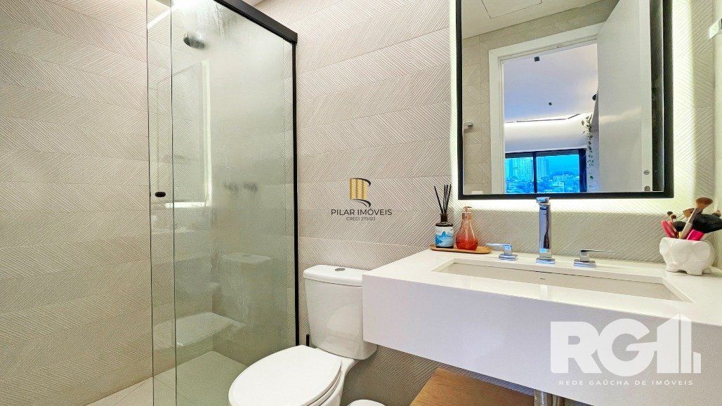 Apartamento de 72 m2 para alugar com 1 suíte, banheiro social com depósito e 2 vagas, finamente mobiliado e decorado.