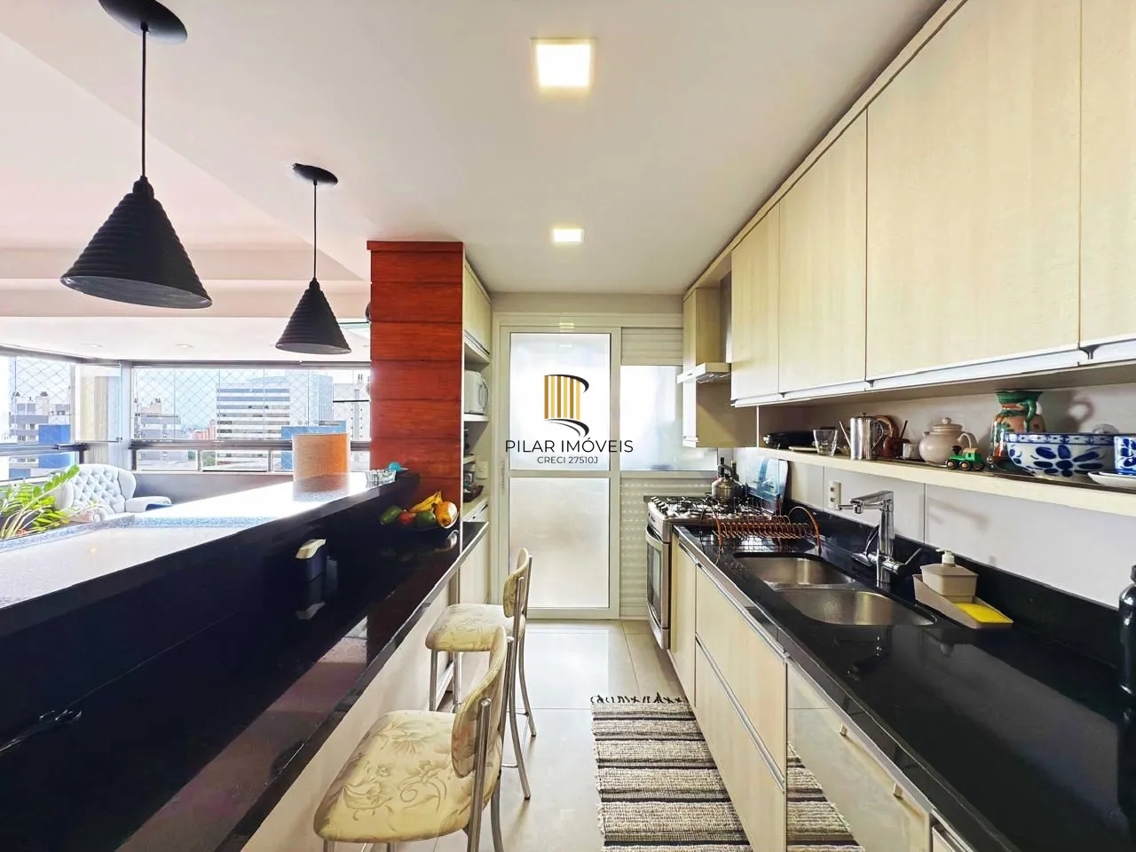 Apartamento de 3 suítes com 3 vagas, 136 m2 próximo ao Shopping Iguatemi.