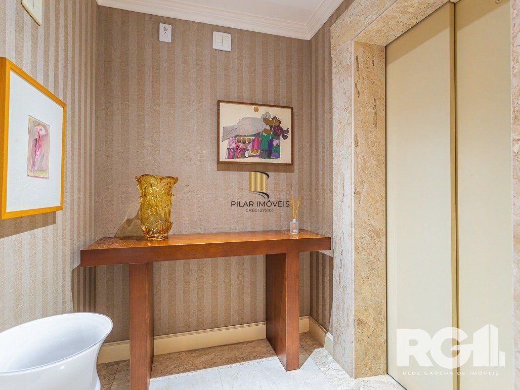 Apartamento semimobiliado, 167 m², 3 suítes e 3 vagas de garagem no bairro Bela Vista.