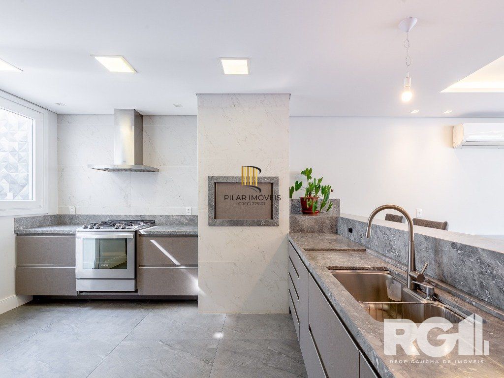 Espetacular casa nova à venda no bairro Três Figueiras!  3 suítes, 3 vagas, Generoso espaço gourmet com vista para a varanda, bem ensolarado.