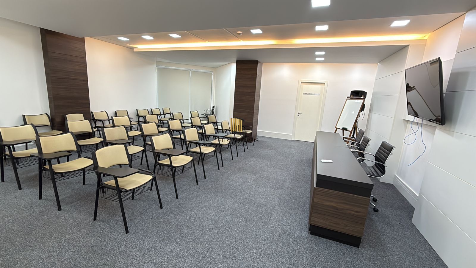 Sala comercial c/garagem coberta e depósito no Moinhos Chroma