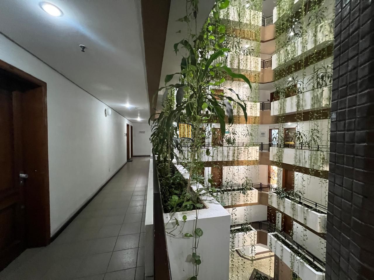 Clínica Odontológica mobiliada e equipada, 38 m2 com 2 vagas individuais na Av. Vinte e Quatro de Outubro