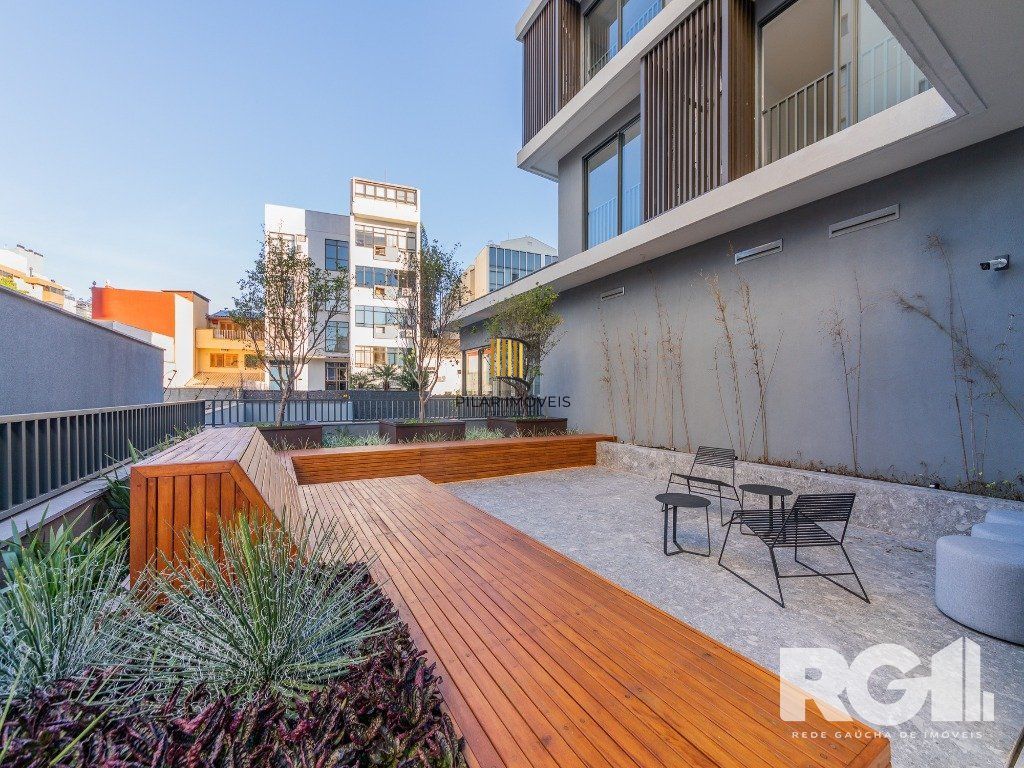 Loft de alto padrão construtivo no bairro Moinhos de Vento, planta de 29,60 m2 privativos com porcelanato, forro em gesso e aberturas em alumínio com vidros duplos.