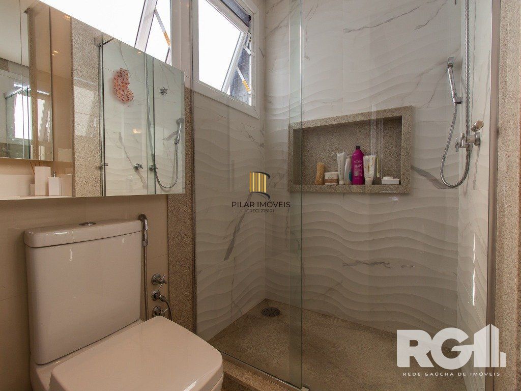 Belíssimo apartamento todo decorado por arquiteto. Apartamento com 170 m2, 3 suítes, sendo 1 suíte máster no bairro Petrópolis.