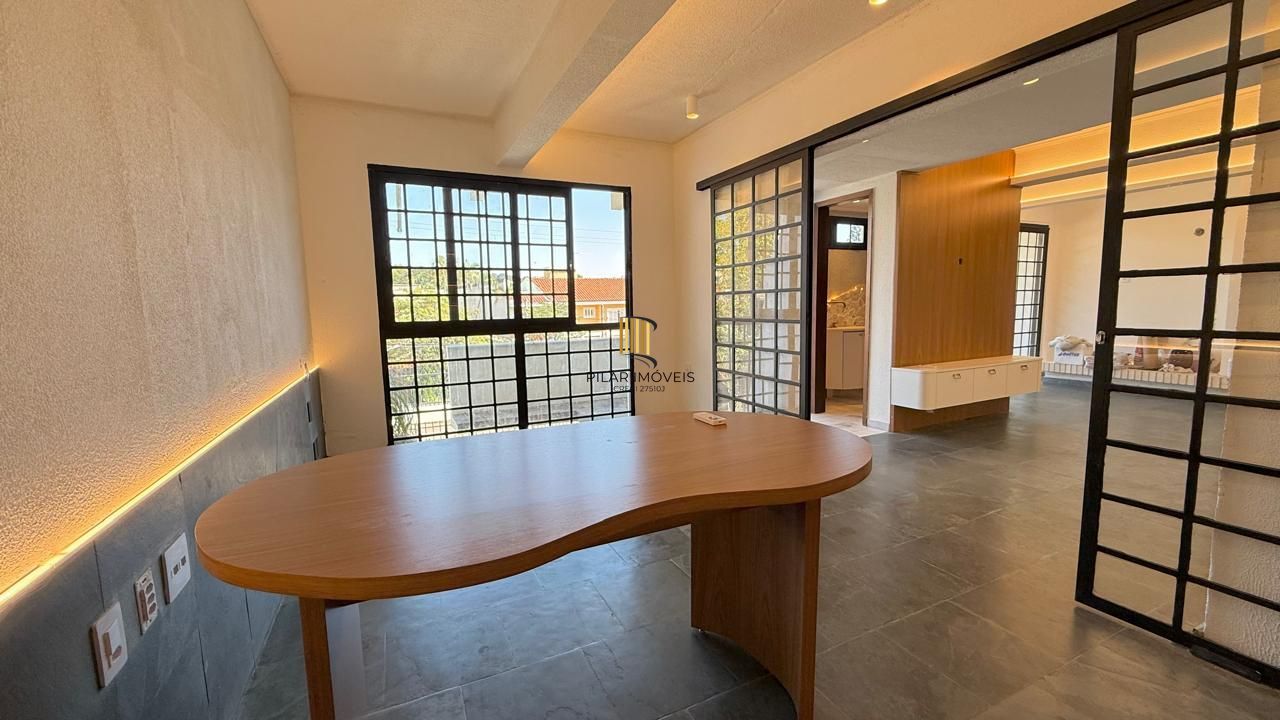 Casa semi reformada com 4 dormitórios e 4 vagas no Chácara das Pedras próx. Joao Wallig.