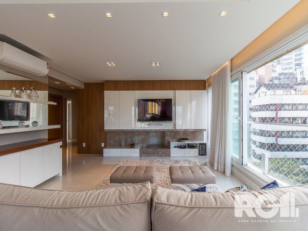 Belíssimo apartamento todo decorado por arquiteto. Apartamento com 170 m2, 3 suítes, sendo 1 suíte máster no bairro Petrópolis.