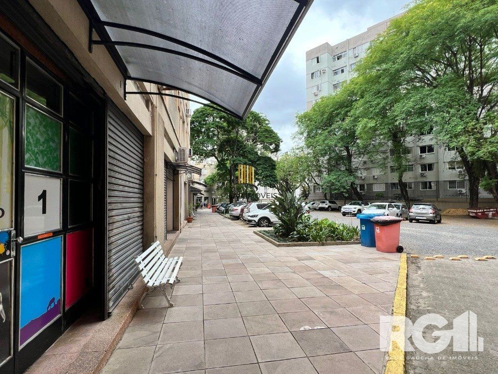 Loja térrea em condomínio de 45 m2 com vaga para alugar no bairro Floresta.