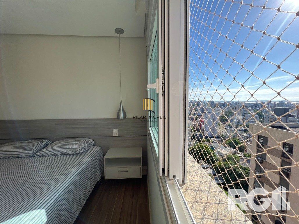 Espetacular apartamento para ALUGAR mobiliado com eletrodomésticos, 3 dormitórios, 2 vagas cobertas, infra completa no coração do Bairro Petrópolis.