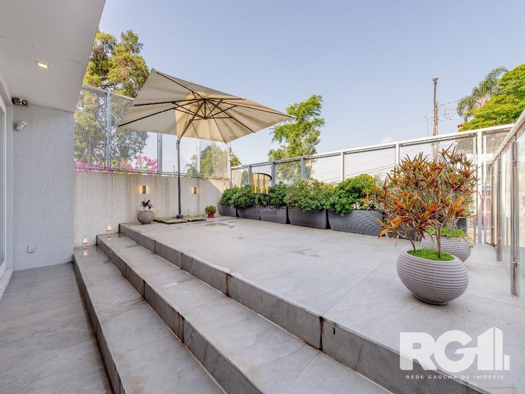 Espetacular casa nova à venda no bairro Três Figueiras!  3 suítes, 3 vagas, Generoso espaço gourmet com vista para a varanda, bem ensolarado.