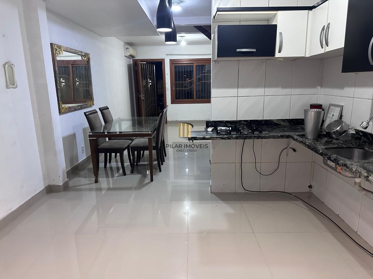 Sobrado localizado no bairro Mato Grande, c/2 dormitórios, living, cozinha e um aconchegante espaço gourmet c/ churrasqueira para reunir familia e amigos. - Pilar Imóveis