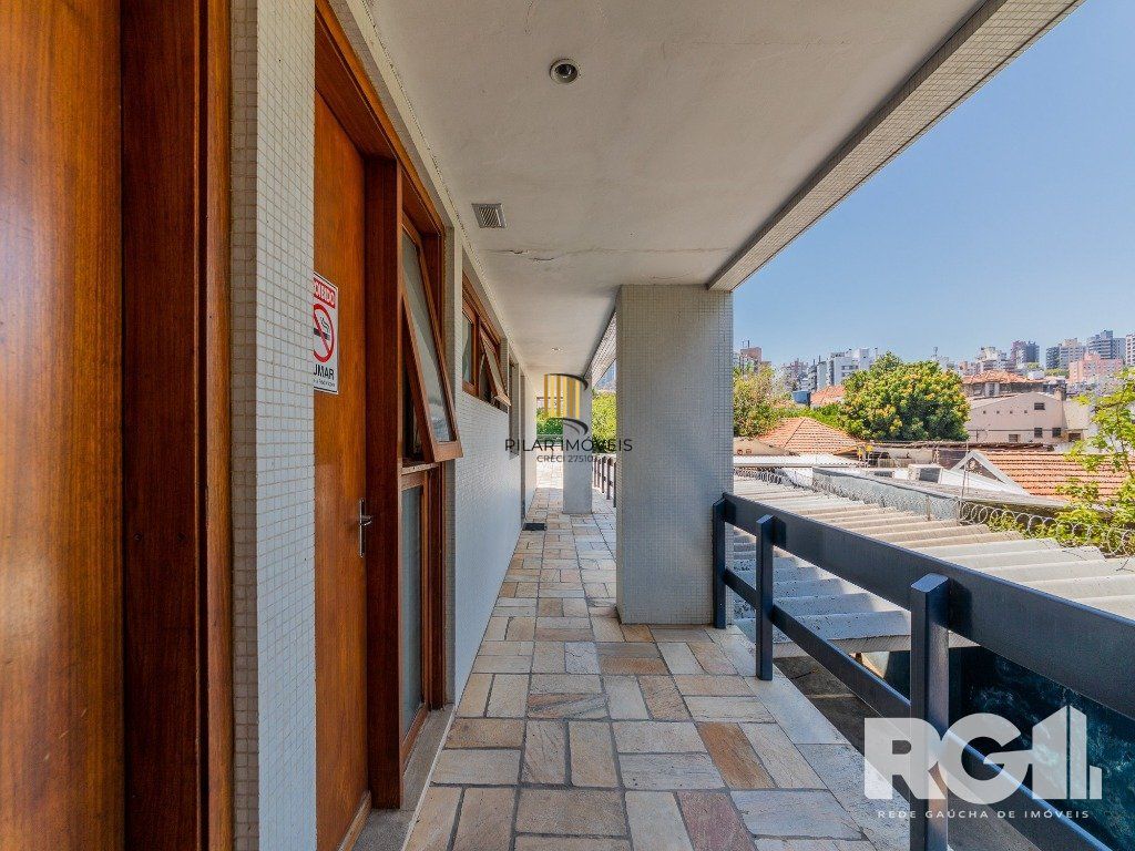 Apartamento clássico no bairro Rio Branco, 3 dormitórios, 1 suíte com closet e 2 vagas.