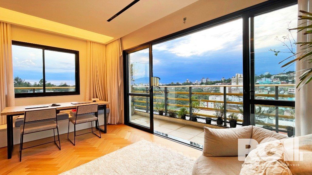 Apartamento de 72 m2 para alugar com 1 suíte, banheiro social com depósito e 2 vagas, finamente mobiliado e decorado.