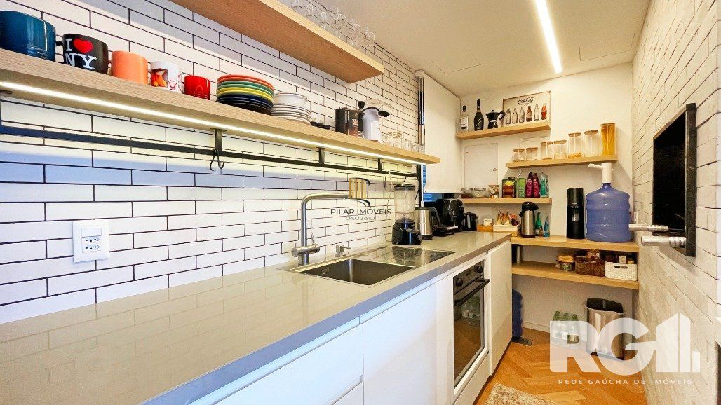Apartamento de 72 m2 para alugar com 1 suíte, banheiro social com depósito e 2 vagas, finamente mobiliado e decorado.