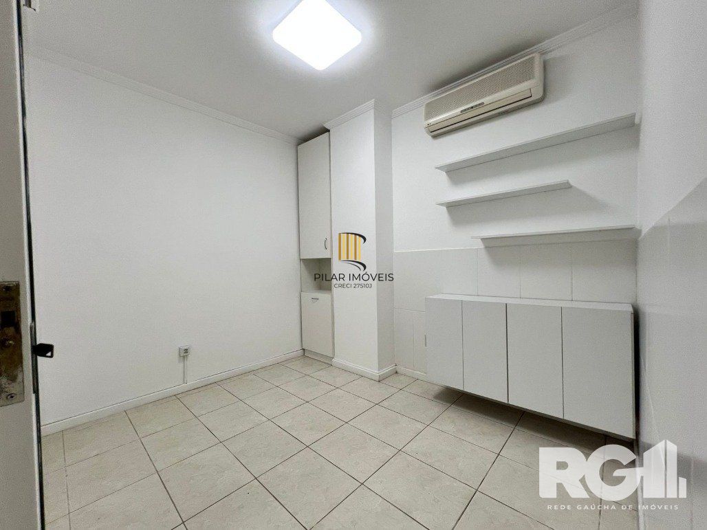 Loja térrea em condomínio de 45 m2 com vaga para alugar no bairro Floresta.