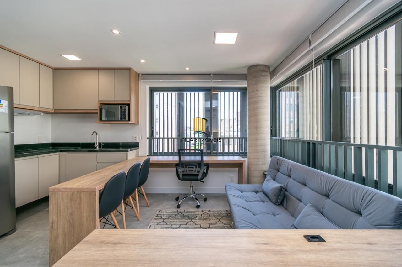 Loft de alto padrão construtivo no bairro Moinhos de Vento, planta de 29,60 m2 privativos com porcelanato, forro em gesso e aberturas em alumínio com vidros duplos.
