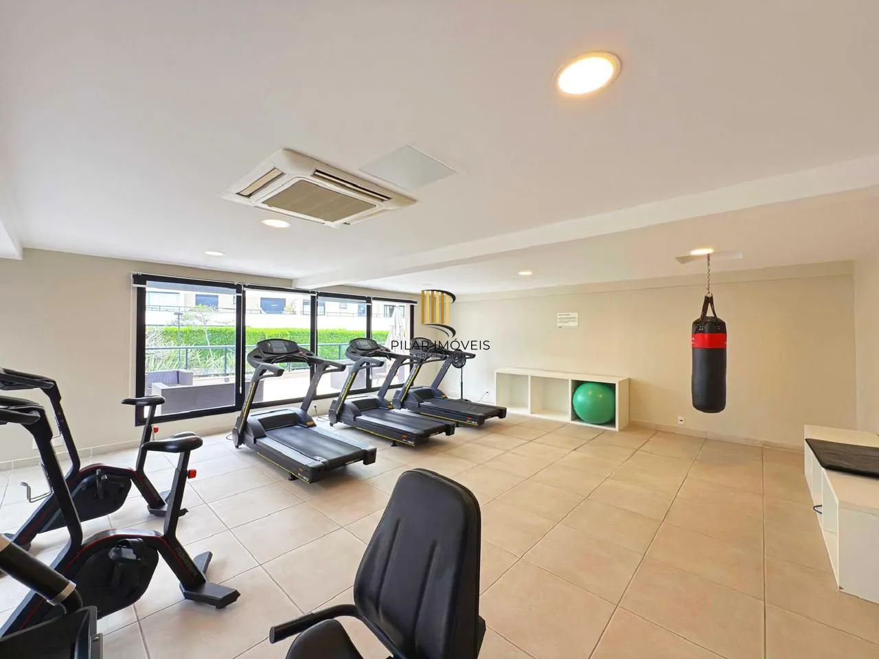 Apartamento de 3 suítes com 3 vagas, 136 m2 próximo ao Shopping Iguatemi.