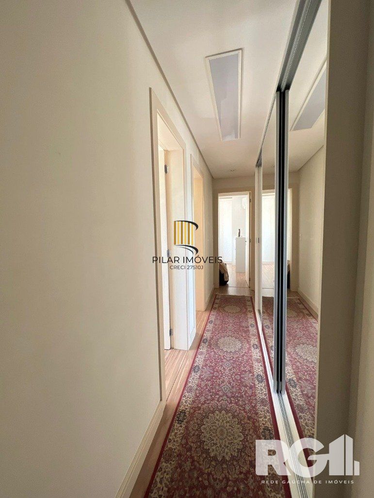 Espetacular apartamento para ALUGAR mobiliado com eletrodomésticos, 3 dormitórios, 2 vagas cobertas, infra completa no coração do Bairro Petrópolis.