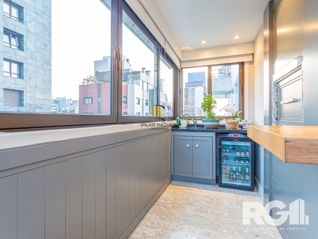 Apartamento semimobiliado, 167 m², 3 suítes e 3 vagas de garagem no bairro Bela Vista.