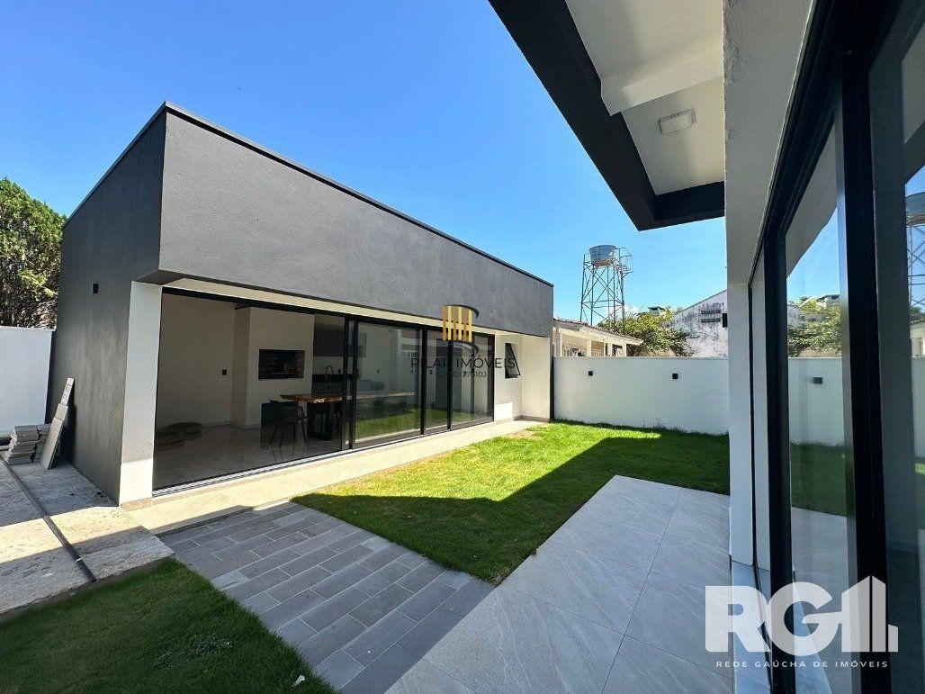 Casa de alto padrão a venda, totalmente mobiliada, com 2 dormitórios, 1 suite e 2 vagas no centro de Nova Santa Rita.