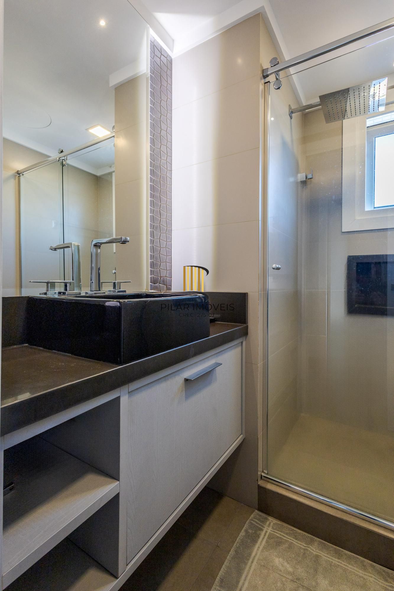 Próximo a Praça da Encol vende-se apartamento mobiliado sendo  2 dormitórios (1 suíte) e 2 vagas no Petrópolis andar alto com vista definida